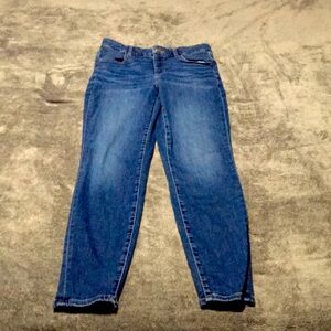 American Eagle Womens size 8 skinny jeans.